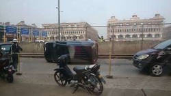 Avanza Terbalik di Samping Gerbang Tol Kayu Besar Cengkareng, Lalin Macet