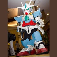 Gara-Gara Gundam, Pria Ini Buat Kostum Seberat 10 Kilogram