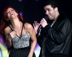 Resmi Balikan, Drake dan Rihanna Umbar Kemesraan di Bar