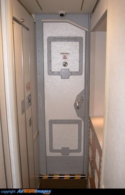 Menganalisis Pintu Kokpit dan Kemungkinan Pembajakan di MH370