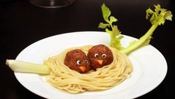 Bentuk Makan Jadi Gurita dan Ulat Agar Lebih Menarik Selera Anak