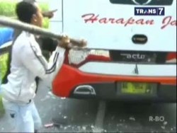 Ugal-ugalan, Bus Tabrak Pengantin Baru Hingga Tewas