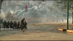 Lawan Polisi, Massa Oposisi Venezuela Dihujani Gas Air Mata