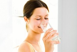 Ahli Gizi Ini Klaim Minum Air Putih Tak Terbukti Turunkan Berat Badan