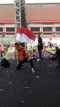 Goyang Patah-patah Seruduk Banteng Hibur Ribuan Massa PDIP