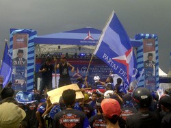 Tunggu Kedatangan SBY, Massa Kampanye Demokrat Asyik Joget