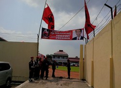 Lapangan Thor, Tempat Kampanye PDIP Dipenuhi Baliho Mega Jokowi dan Risma