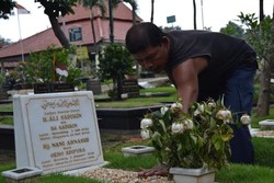 Penjaga Makam TPU Tanah Kusir Samakan Jokowi dengan Ali Sadikin