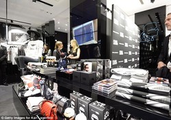 Selfie Makin Tren, Karl Lagerfeld Sediakan iPad di Ruang Ganti Butiknya