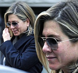 Coba Facial Baru, Wajah Jennifer Aniston Rusak
