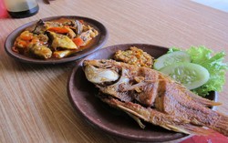 Warung Makan Sambel Jontor: Kepincut Nila Goreng Berbumbu Sambal Gendeng
