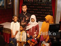 Ahmad Dhani Bersama Anak-anak Korban Kecelakaan