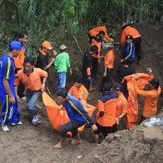 Tiga Bocah SD Tewas Tertimbun Galian Proyek Pondok Pesantren