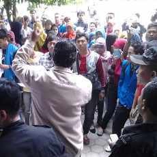 Ratusan Mahasiswa Uniba Demo Pertanyakan Keabsahan Ijazah