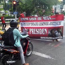 Relawan Bela Jokowi di Surabaya Bagikan Bunga Mawar
