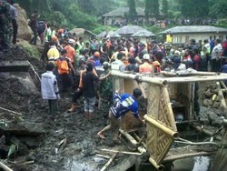 Petugas Temukan Tangan Manusia Terkubur Longsoran
