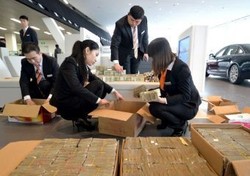 Unik, Beli Mobil Pakai Berkardus-kardus Uang Receh