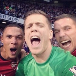 Saat Pemain Arsenal Rayakan Kemenangan dengan Selfie di Atas Lapangan