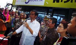 Kunjungi Sekolah Tanya Soal KJP, Jokowi: Nggak untuk Beli Pulsa Kan?