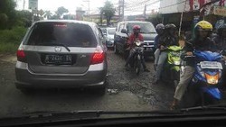 Lubang di Jalan Tole Iskandar, Depok Ini Bikin Macet Panjang