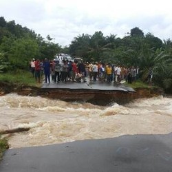 Dahsyatnya Banjir di Kalteng, Badan Jalan Amblas hingga Jadi Seperti Ini