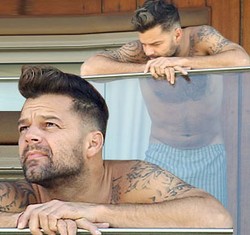 Rehat Syuting Klip, Ricky Martin Relaks dalam Balutan Underwear