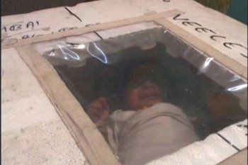 Bayi Ini Diletakkan di Kotak Es karena Inkubator Mahal