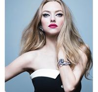 Foto: Amanda Seyfried Tampil Sensual dengan Bra dan Underwear di W Magazine