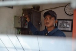 Teguh Mengamati Gerak Prabowo dari Gardu Perlintasan KA Bintaro