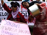 Ibu-ibu Bawa Panci Demo Jokowi Jadi Capres 