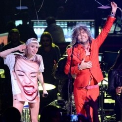 The Flaming Lips Ajak Miley Cyrus Nyanyikan Ulang Karya The Beatles