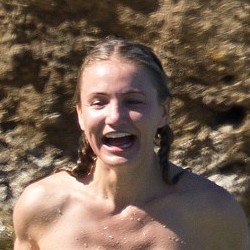 Ups! Cameron Diaz Lepas Bikini Saat Berenang di Laut