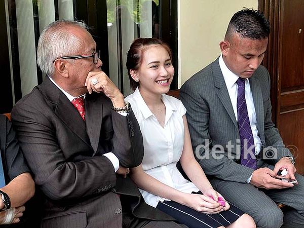 Ayu Ting Ting Tebar Senyuman di Sidang Cerai Perdana Ayu Ting Ting Tebar Senyuman di Sidang Cerai Perdana