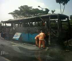 Bus Damri Ludes Terbakar di Terminal Leuwipanjang