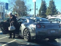 Ketika Seorang Nenek Gunakan Nissan GT-R untuk Berbelanja