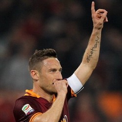 Totti Persembahkan Kemenangan untuk Strootman