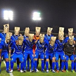 Protes soal Gaji, Para Pesepakbola Ini Tutupi Wajah dengan Kantong Kertas