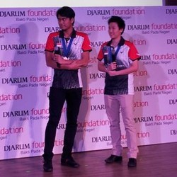 Liliyana Serahkan Bonus kepada Orang Tua