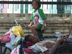 Bocah Siti Aisyah, Setahun Lebih Tidur di Becak Bersama Ayahnya yang Sakit