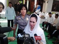 Istri Kapolri Jenderal Sutarman Datangi Rumah Duka AKBP Pamudji