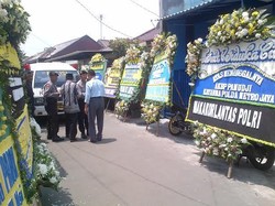 Belasan Karangan Bunga Penuhi Rumah Duka Almarhum Pamudji