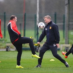 Setan Merah Mencoba Keluar dari Lubang Jarum