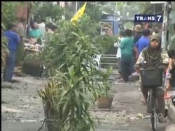 Jalan Belum Diperbaiki, Warga Cilincing Blokir Jalan