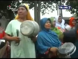 Bawa Peralatan Masak, Puluhan IRT Demo Tolak Jokowi Nyapres