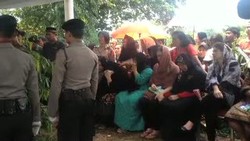 Istri AKBP Pamudji Pingsan di Depan Liang Lahat