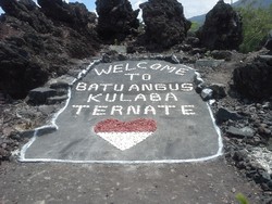 Melihat Batu Hangus dari Letusan Gunung Gamalama Abad ke-18