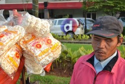 Pak Slamet Penjual Kerupuk Tunanetra Terpikat Suara Prabowo