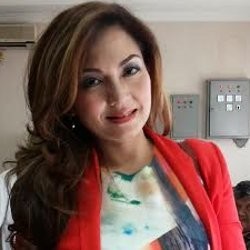 Nia Daniati Tak Mau Komentar Soal Farhat Beri Kado Vellfire ke Regina