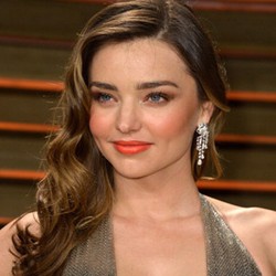 Miranda Kerr Kecilkan Payudaranya?