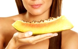 Payudara Wanita Ini Membesar Tak Wajar Gara-gara Banyak Makan Pepaya?